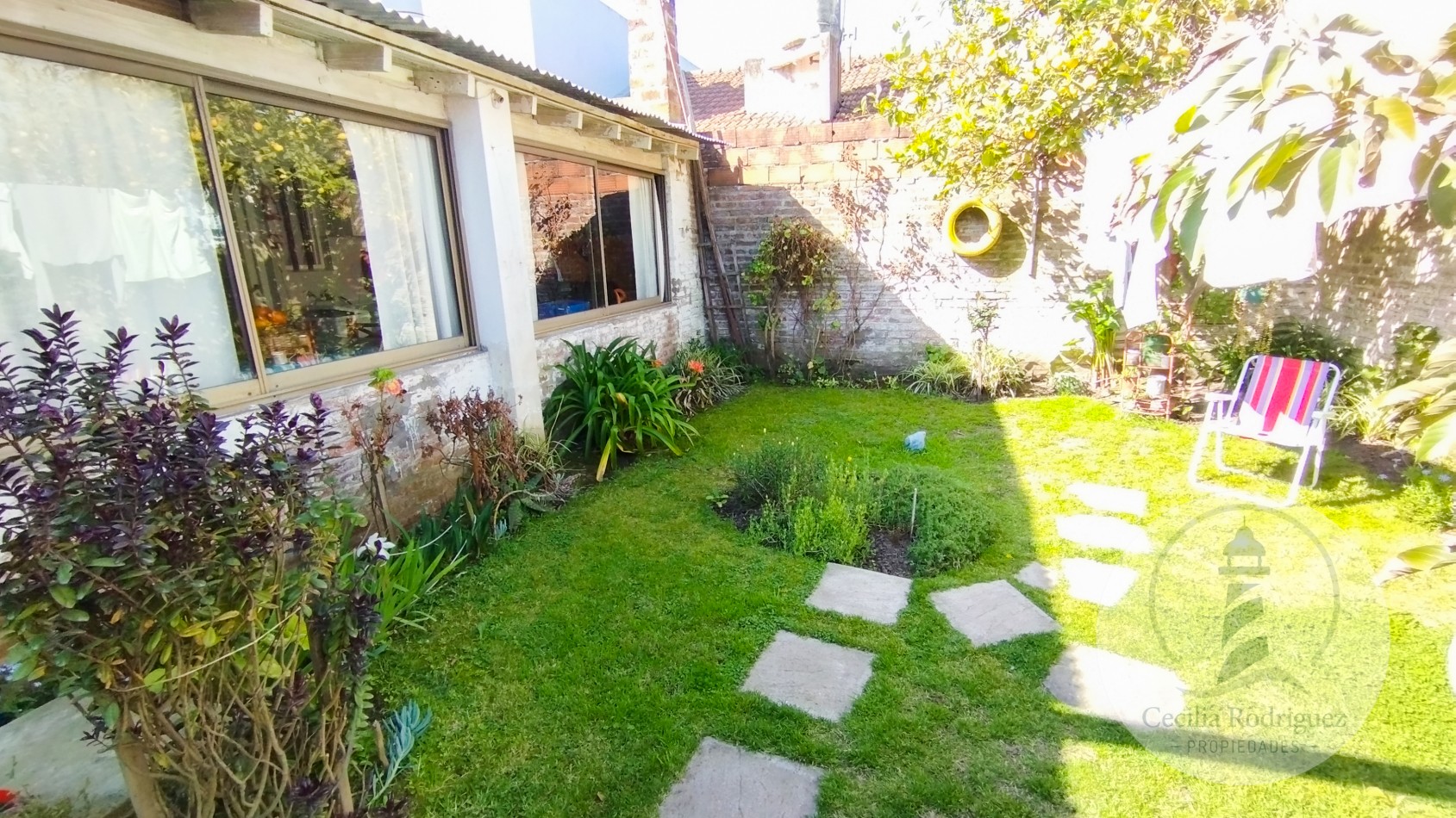 Casa 3 amb. con quincho + monoambiente independiente - En lote propio