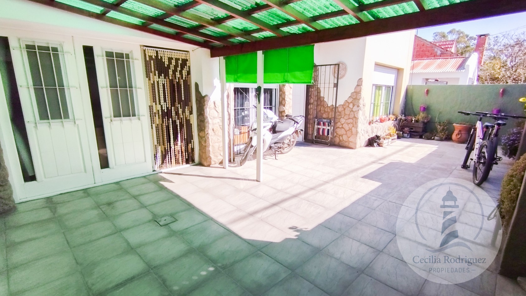 Casa 3 amb. con quincho + monoambiente independiente - En lote propio