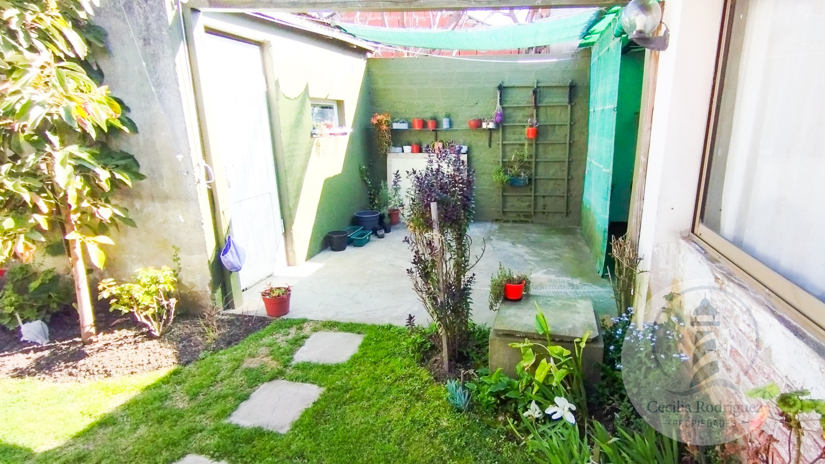 Casa 3 amb. con quincho + monoambiente independiente - En lote propio